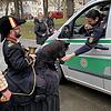 Der Narrenbolizischt im Austausch mit der Cannstatter Polizei.