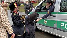 Der Narrenbolizischt im Austausch mit der Cannstatter Polizei.