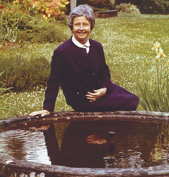 Die verwitwete Claire Denk im Garten des Herrenhauses, das auch Treffer abbekam.