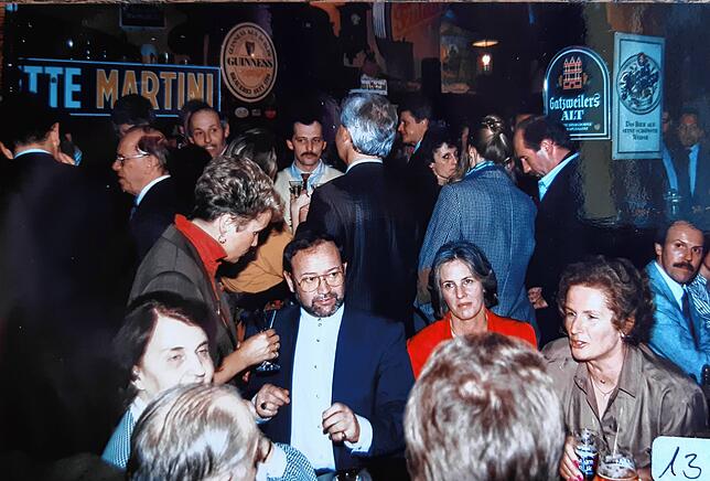 Gut gefüllt, gute Laune: Das Foto aus dem Jahr 1982 zeigt ein heute noch gewöhnliches Bild, wenn nicht gerade Corona-Pandemie herrscht: ...