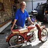 Stolz präsentiert Museumschef Herbert Riegger das jüngste Exponat, ein seltenes Moped der Marke Spartamet.