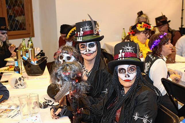 Bild 15: Narren und Mäschgerle strömen ins Konzil &ndash; Sie alle sind bei der SWR-Fernsehfasnacht dabei