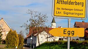 Knapp 100 Meter vom Ortsschild ereignete sich in der Einfahrt einer Gaststätte der tragische Unfall. Der beschuldigte Autofahrer hat den ...