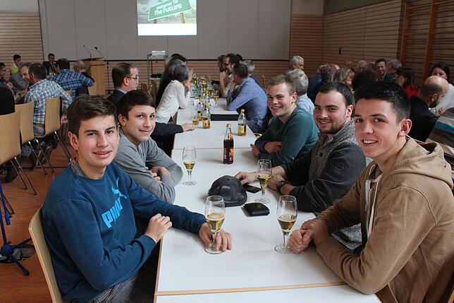 Jugendliche bei der Bürgerversammlung: Ferdinand Laule (von links) Luzian Minzer, Laurin Hirt, Christian Rieple und Timo Merk.
