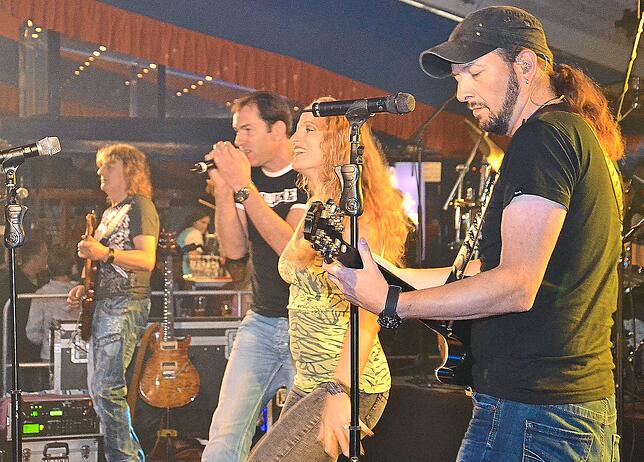 Knapp zehn Jahre lang war die hessische Coverband beim Schonacher Volksfest ein sicherer Stimmungsgarant am Samstagabend.