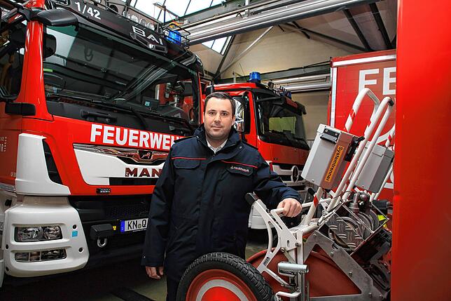 Dicht an dicht stehen die Einsatzwägen in der Feuerwache in der Hauptstraße.