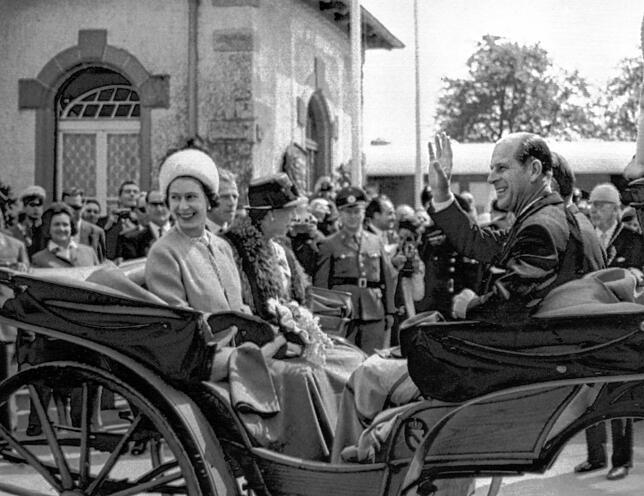 Die Königin per Pferdekutsche auf dem Weg: Rechts Prinz Max von Baden, hinten Prinz Philip und seine Schwester, Prinzessin Theodora.