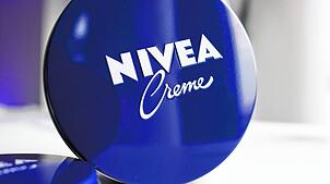Ist Nivea zu teuer? Die Schweizer Wettbewerbskommission hat eine Untersuchung gegen den Beiersdorf-Konzern angekündigt.