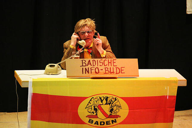 Eine seiner großen Rollen: Sigi Burgermeister überzeugt als Amtsleiter Distelbaum der Badischen Info-Bude bei der Narrenparade 2017.