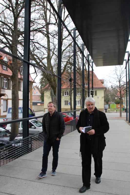 Donauhallen-Architekt Helmut Hagmüller und der Künstler Bernhard Leitner schreiten die Pergola ab, wo den Besuchern ab Herbst ein ...