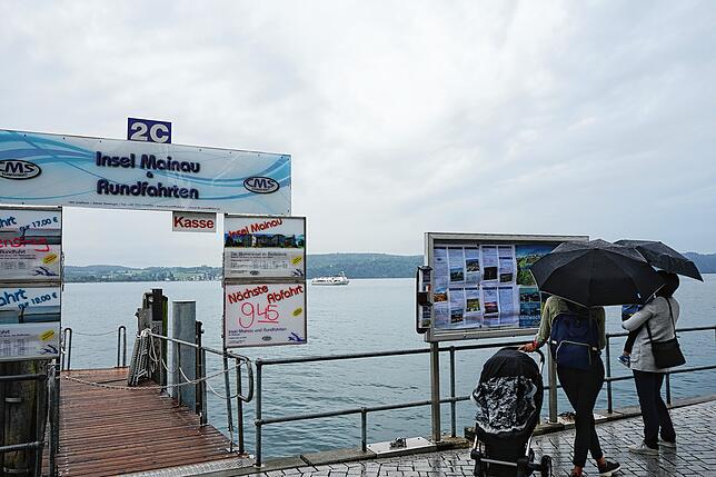 Normalerweise warten hier etwa 80 Fahrgäste auf das Passagierschiff Richtung Insel Mainau. Aufgrund des Wetters will dagegen diesmal ...