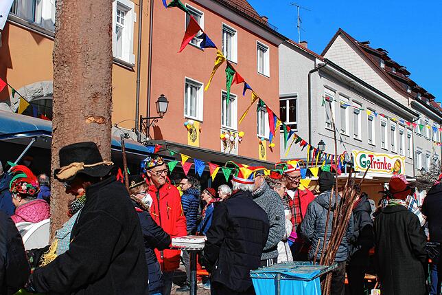 Buntes Treiben in eingeschränkter Form &ndash; dennoch kamen viele Menschen zum Mittagessen und nutzten die Gelegenheit, sich mit ...