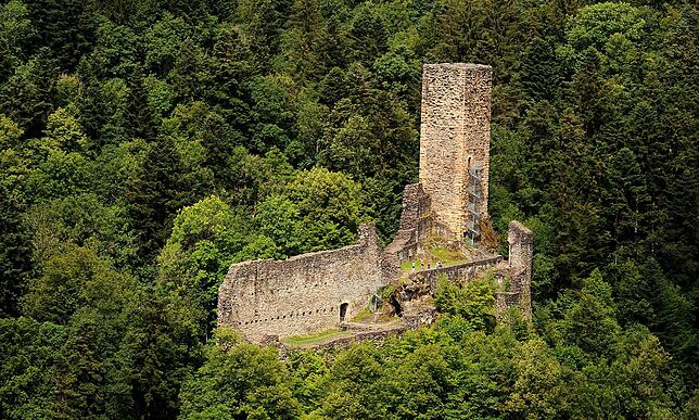 Die Burgruine Wieladingen thront hoch über dem Hotzenwälder Murgtal.