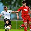 Überragend: Jonas Gläsemann (links) &ndash; hier gegen Paul Hug &ndash; war an allen Toren beim 3:0-Sieg des SV 08 Laufenburg beim FSV ...