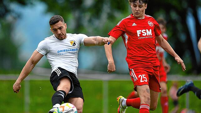 Überragend: Jonas Gläsemann (links) &ndash; hier gegen Paul Hug &ndash; war an allen Toren beim 3:0-Sieg des SV 08 Laufenburg beim FSV ...