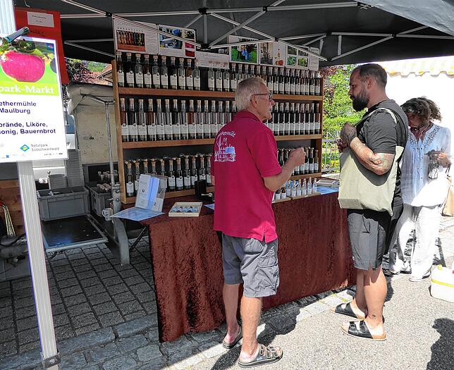 Verköstigung am Stand von Edelbränden und Likören