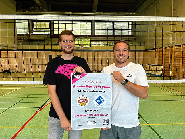 Die Mitorganisatoren des internationalen Volleyballturniers 2023 Daniel Hipp, Eventmanager des TV Radolfzell Abteilung Volleyball ...