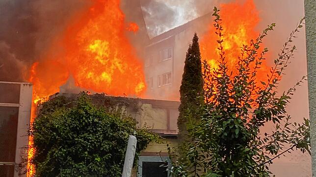 Ein Schuppen im Hinterhof im Bereich Richental- und Turnierstraße steht in Vollbrand.