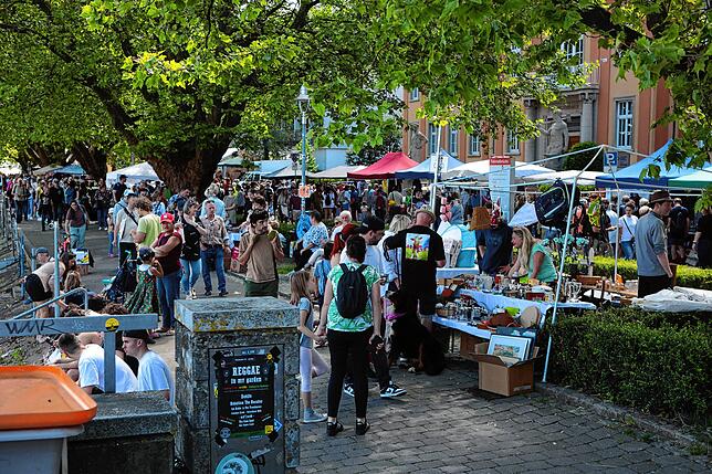Bild 18: Konstanz: Schnäppchen gemacht? In Konstanz und Kreuzlingen wird gestöbert und gefeilscht