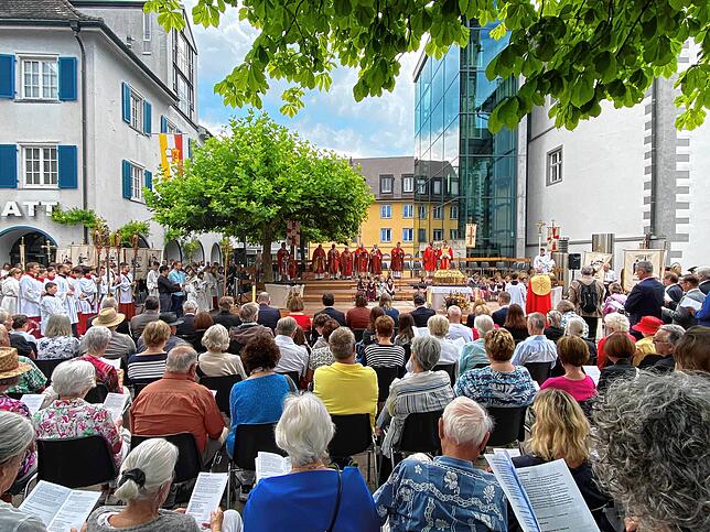 Am Ende ging es mit der Prozession und zum Abschluss des Hochamts schließlich doch noch nach draußen auf den Marktplatz