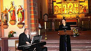 Frank Rieger an der Orgel und dem Klavier (links) begleitet die Sopranistin Verena Schwer bei der Jubiläumsandacht. Bilder: Dagobert Maier
