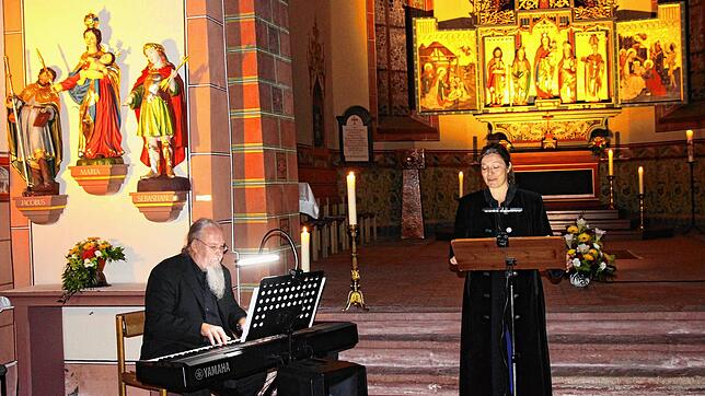Frank Rieger an der Orgel und dem Klavier (links) begleitet die Sopranistin Verena Schwer bei der Jubiläumsandacht. Bilder: Dagobert Maier