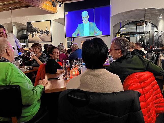 Die Gruppe um Karl-Heinz Schwugier ist ins Lokal gekommen, weil sie nicht mehr in den Kursaal konnten.