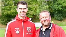 Verlängern beim FC Schönau: Cheftrainer Manfred Knobel und sein spielender Co-Trainer Niklas Lais (links) haben für die Saison 2025/26 ...