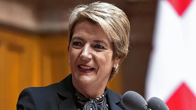 Die neugewählte Bundespräsidentin Karin Keller-Sutter nach ihrer Wahl.