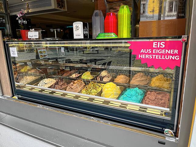 Eine bunte Mischung an Eissorten hält das Eiscafé La Dolce Vita bereit.