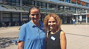 Claudia Keller (rechts), Pflegedirektorin vom Medizin Campus Bodensee, und ihre Stellvertreterin Annick Ochel vor dem Klinikum ...