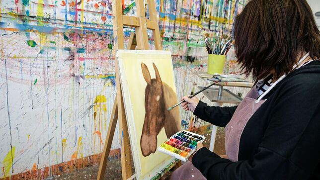 Maria Hartstein (Name geändert) während der Kunsttherapie.