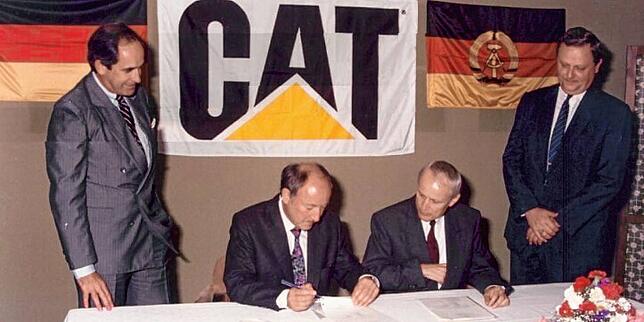 Unterzeichnung des Händlervertrages für Ostdeutschland zwischen Caterpillar Inc. und Zeppelin-Metallwerke GmbH, 1990: (von links nach ...