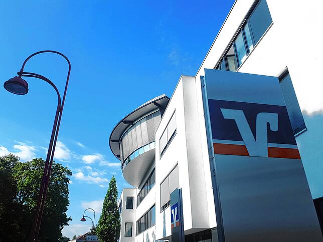 Die Volksbank in Villingen wird als Hauptsitz markant umgebaut. Betroffen sind die Bürobereiche.