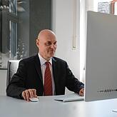 Professor Peter Kremsner in seinem Büro im Tropeninstitut an der Uniklinik Tübingen.