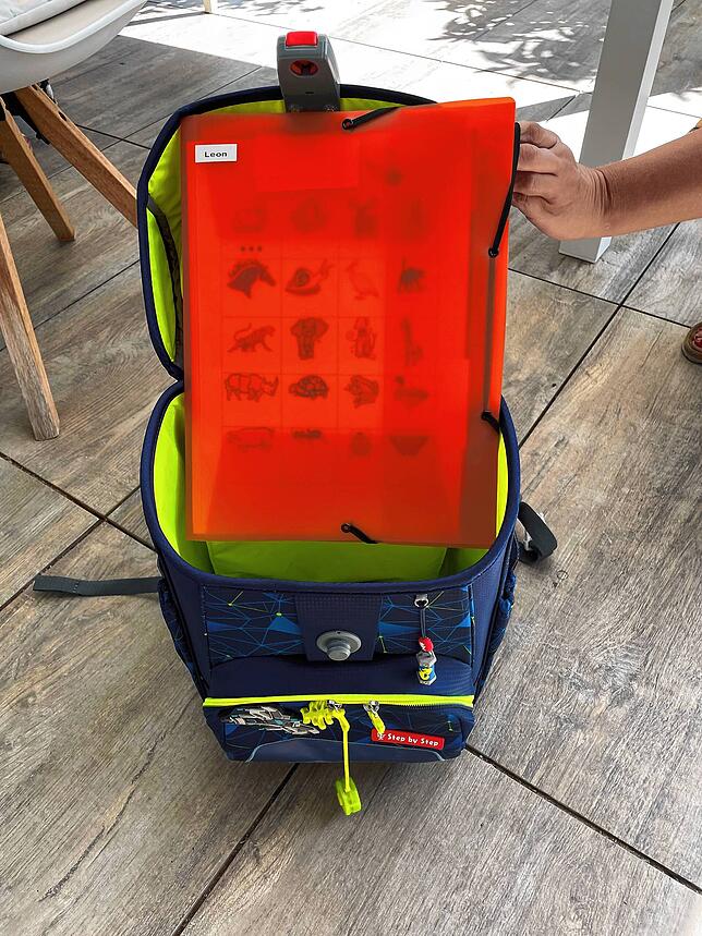 Leons Schultasche ist fast leer. Lediglich diese kleine Hausaufgabenmappe muss er tragen. Bücher und Hefte bleiben in der Schule.