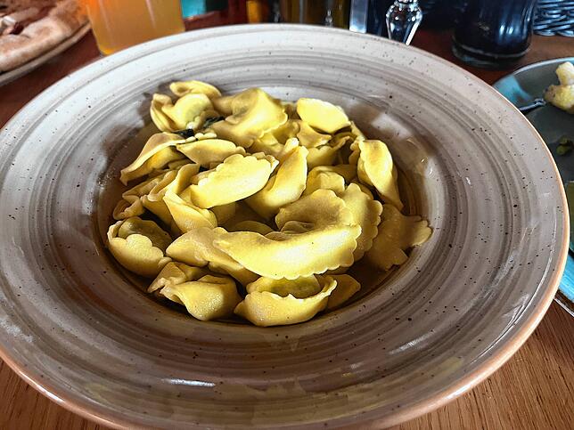 Im Allegretto gibt es wechselnde Speisen, bei unserem Besuch zum Beispiel Tortelloni.