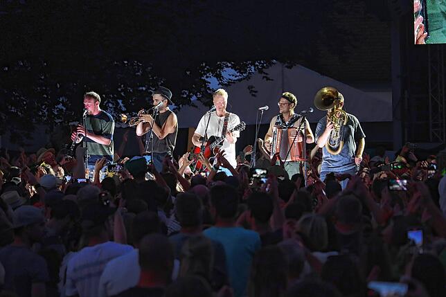 Bild 27: Bilder der großen Party mit den Fäaschtbänklern im Salemer Schlosspark