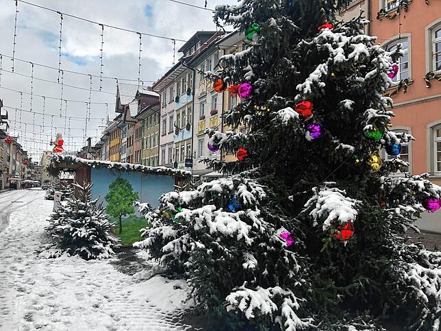 Über Nacht hat sich eine Schneedecke über Waldshut gelegt. Impressionen aus der verschneiten Kaiserstraße.