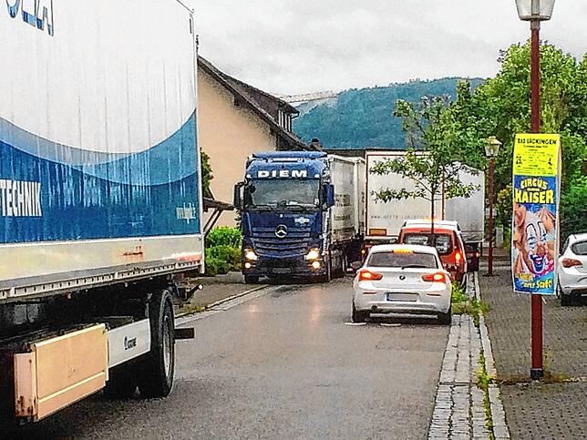 Stau im Bad Säckinger Stadtteil Wallbach am 22. Juni. Der Grund: Die Ortsdurchfahrt war nach einem Unfall auf der B 34 Umleitungsstrecke.