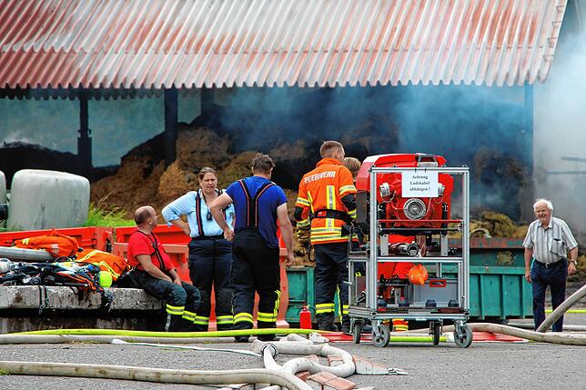 Bild 1: Scheune brennt: Bilder vom Großeinsatz der Feuerwehr in Bernau-Goldbach