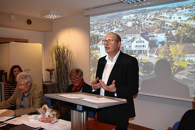 Der neue Vorsitzende des Krankenhausfördervereins, Rolf Bart, umreist seine Vorstellungen und Ziele für den Verein.