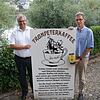 Seit 2004 gibt es den fair gehandelten Trompeterkaffee, den Bürgermeister Alexander Guhl (links) und der Umweltbeauftragte der Stadt, ...