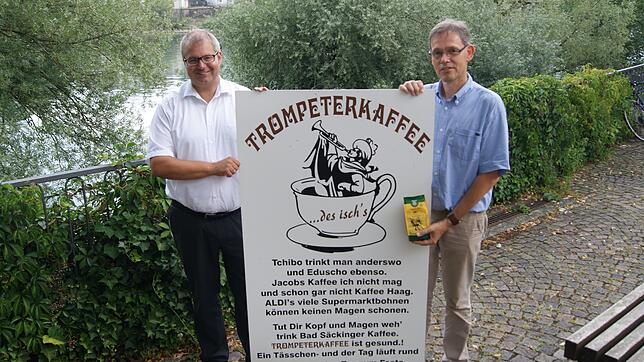 Seit 2004 gibt es den fair gehandelten Trompeterkaffee, den Bürgermeister Alexander Guhl (links) und der Umweltbeauftragte der Stadt, ...