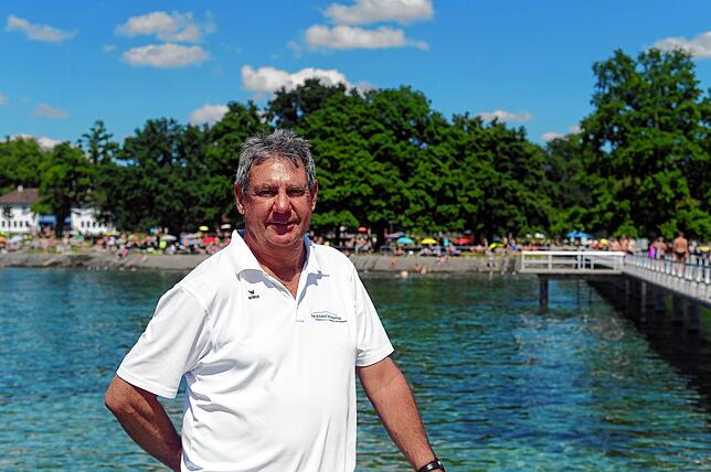 Theo Schlegel, Betriebsleiter des Strandbades, ist froh, dass sich die Situation mit den langen Warteschlangen im Eingangsbereich lösen ...