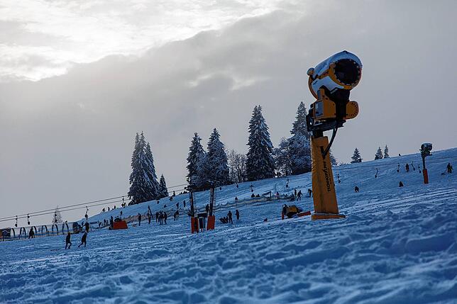 Weder Schneekanone noch Lifte sind derzeit in Betrieb. Trotzdem kamen am Sonntag viele Besucher auf den Feldberg.