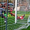 Am vergangenen Wochenende landeten in den Fußball-Amateurligen wieder viele Bälle in den Tornetzen &ndash; so wie hier beim FC ...
