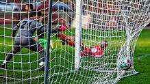Am vergangenen Wochenende landeten in den Fußball-Amateurligen wieder viele Bälle in den Tornetzen &ndash; so wie hier beim FC ...