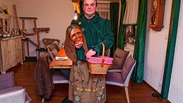 Das Kräuterwieblehäs sitzt perfekt. Jetzt muss Markus Hensel nur noch darauf warten, dass endlich wieder Fasnet wie gewohnt stattfinden ...