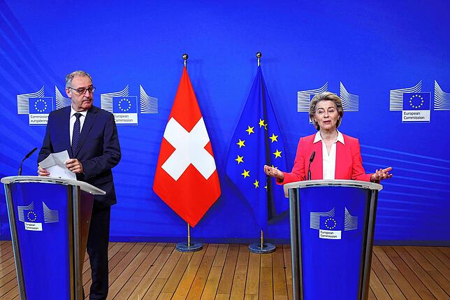 Gesten sagen alles: Ursula von der Leyen, EU-Kommissionspräsidentin, und Guy Parmelin, damaliger Bundespräsident der Schweiz, 2021 nach ...